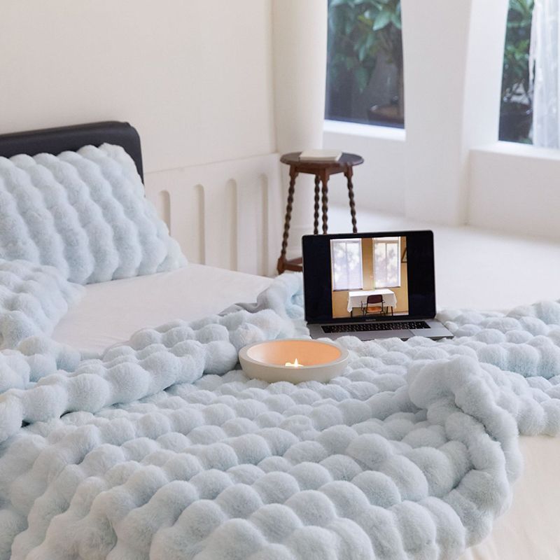 Kuschelzeit! Weiche flauschige Decke und Kissen