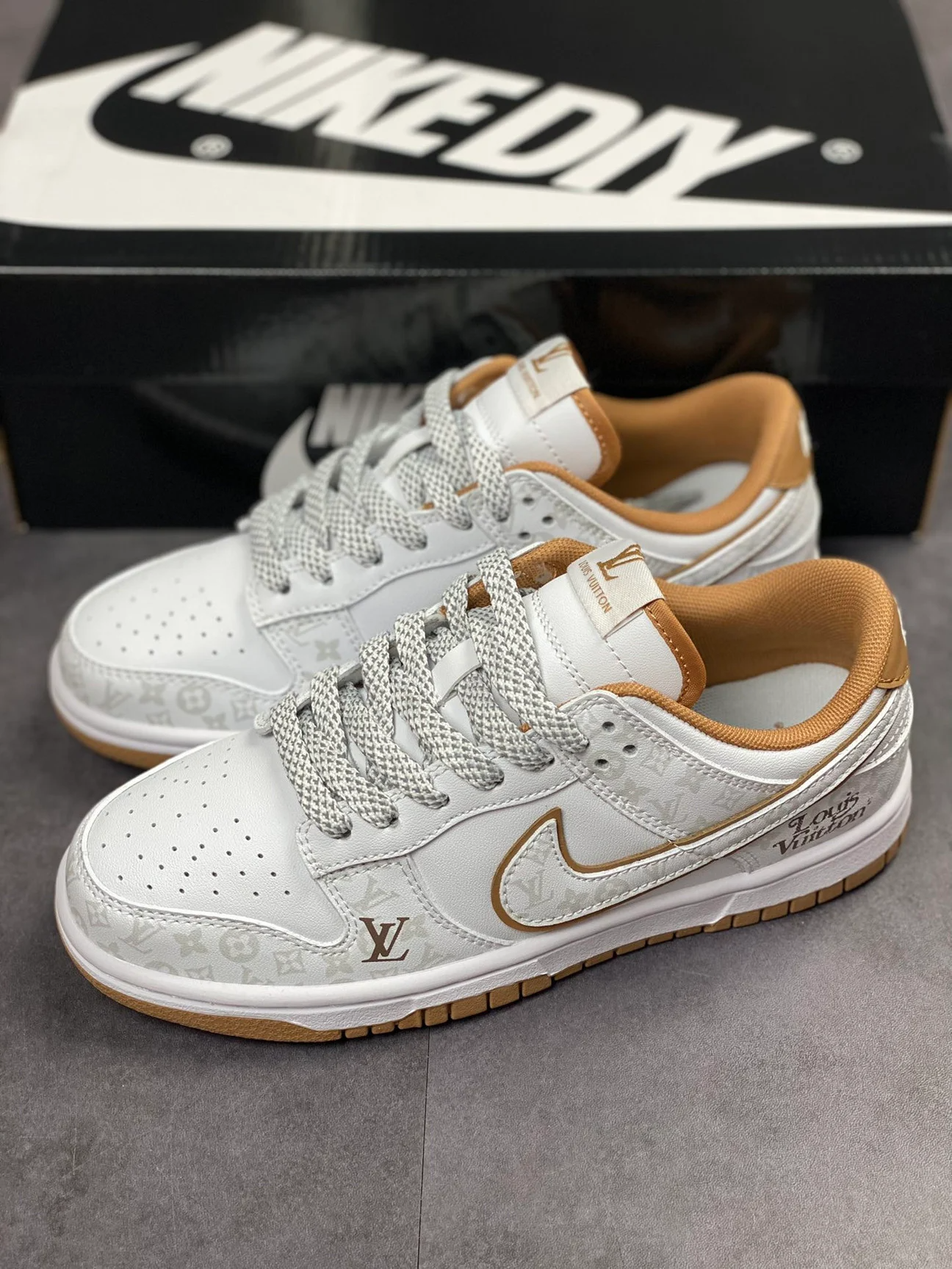 SB Dunk Low LV